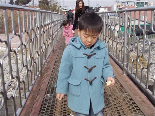 우와~ 겁난다~ 주춤하지만 씩씩하게 건넜습니다. 